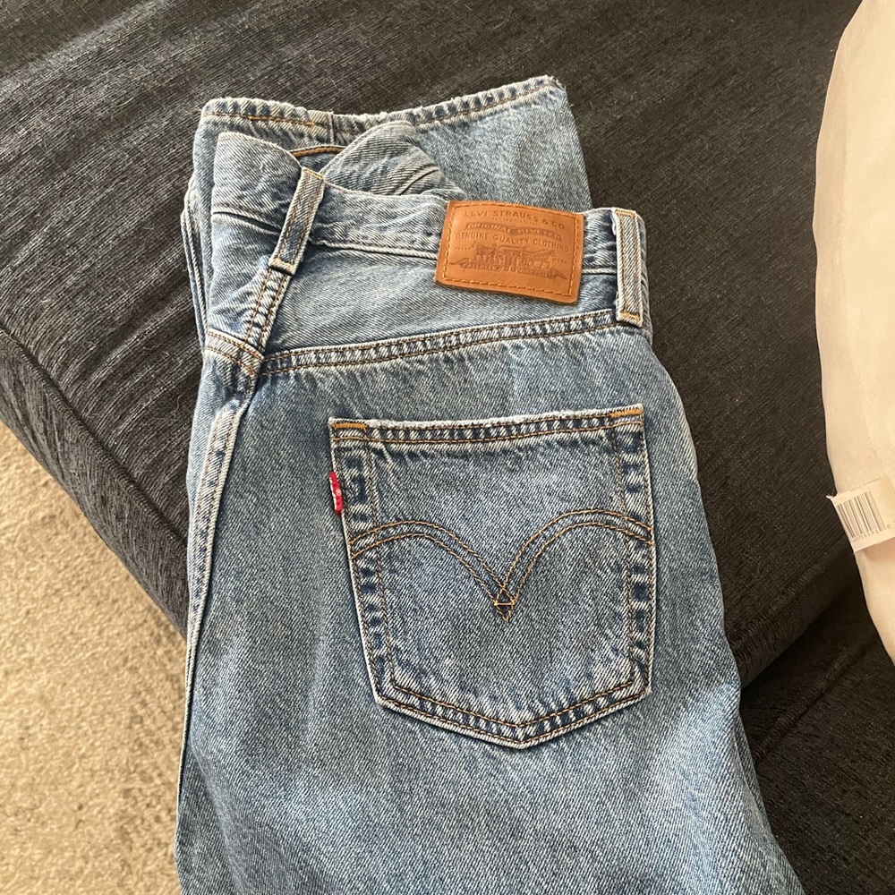 Levi’s Ribcage straight jeans with rips